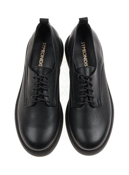 Μαύρο γυναικείο δερμάτινο oxford με κορδόνια για εύκολη εφαρμογή και διακοσμητικό στο πίσω μέρος.