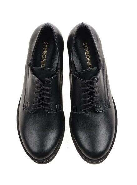 Μαύρα γυναικεία δερμάτινα oxford με χοντρό τακούνι και κορδόνια.